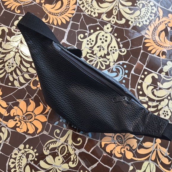 BLACK FAUX LEATHER WAIST BAG - Picture 3 of 7